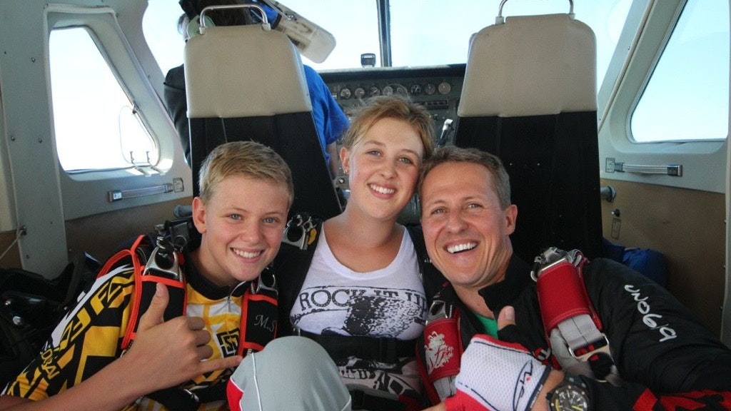 Der frühere Formel-1-Rennfahrer Michael Schumacher (r) und seine Kinder Mick Schumacher und Gina-Maria Schumacher in einer Szene der Netflix-Dokumentation „Schumacher“.