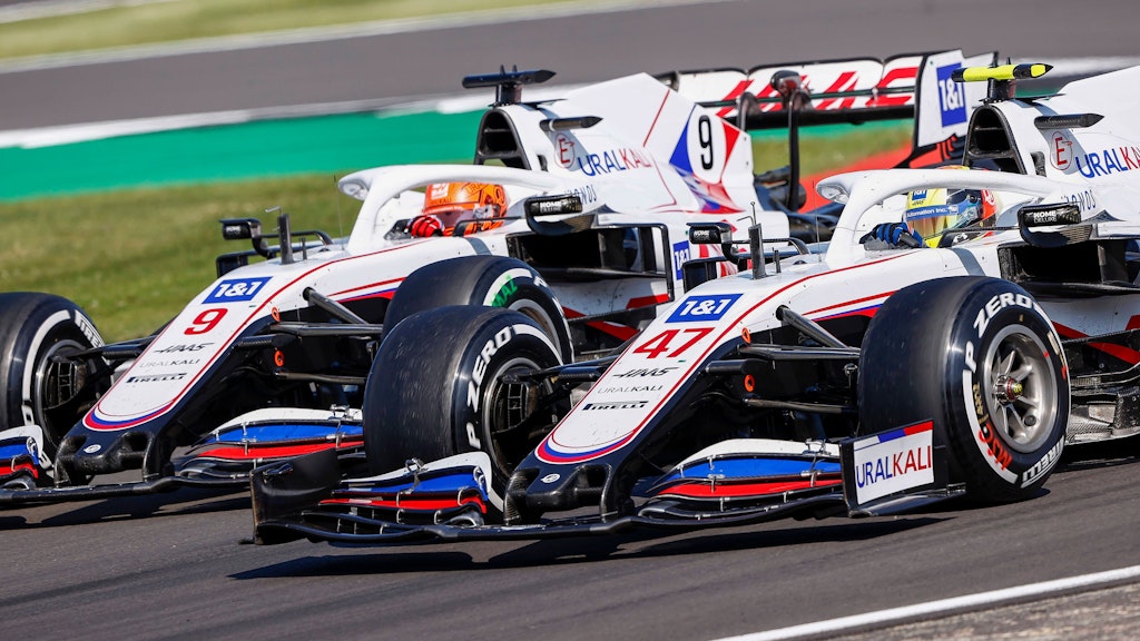 Liefern sich in ihrem ersten Jahr immer wieder kleine Scharmützel auf der Formel-1-Strecke: Die Haas-Piloten Nikita Mazepin und Mick Schumacher (r.). 