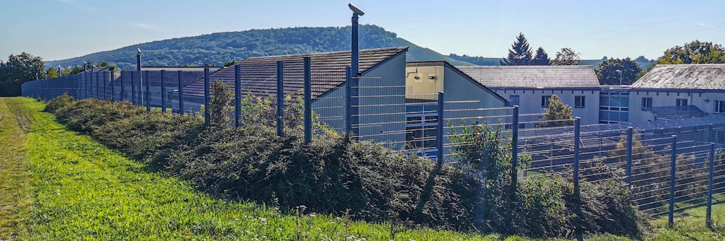 Ein Zaun und Kameras sichern das Klinikum am Weissenhof. 