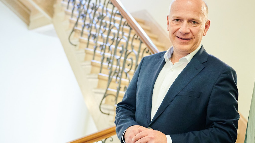 Berlins CDU-Spitzenkandidat Kai Wegner steht im Matthias-Erzberger-Haus vor seinem Bundestagsbüro. 