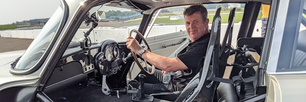Stuntfahrer Mark Higgins sitzt in einem Aston-Martin-DB5-Stuntfahrzeug, das im neuen James-Bond-Film „Keine Zeit zu sterben“ zum Einsatz kam.