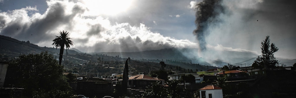 Rauch und Feuer sorgen für eine gespenstische Stimmung auf La Palma. 
