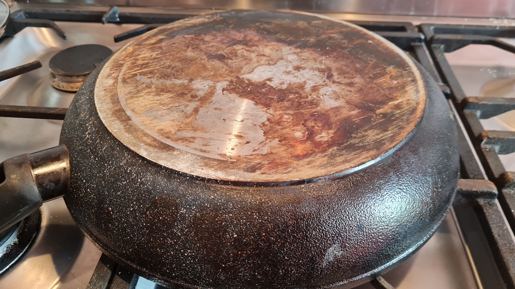 Der Pfannenboden verkrustet mit der Zeit mehr und mehr. 