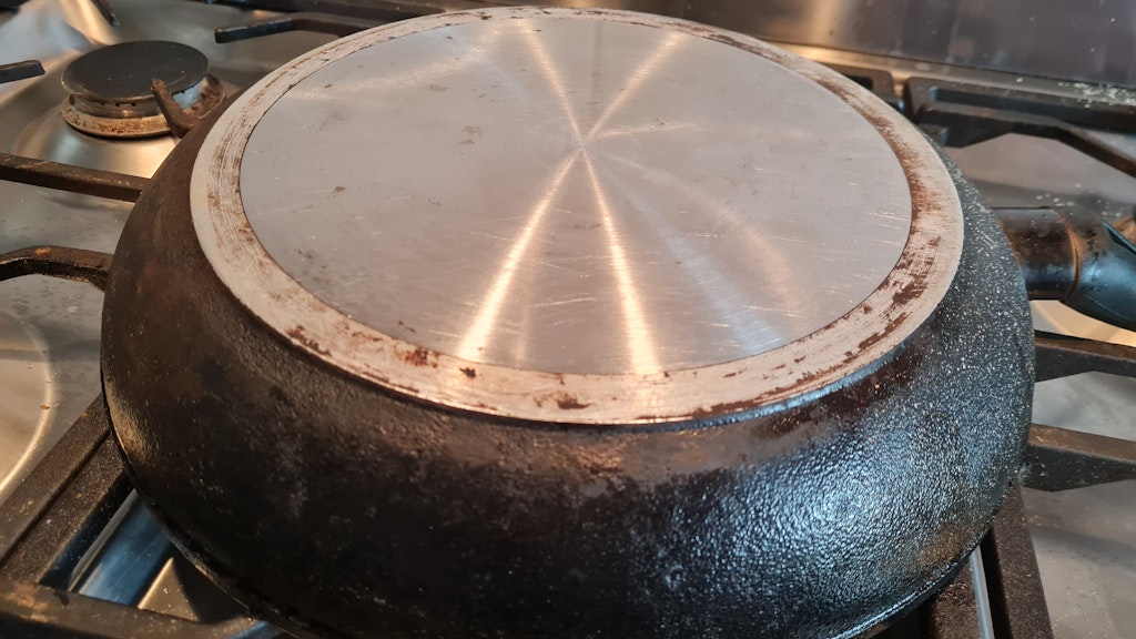 Auch die verkrustetsten Töpfe lassen sich mit Backpulver reinigen.