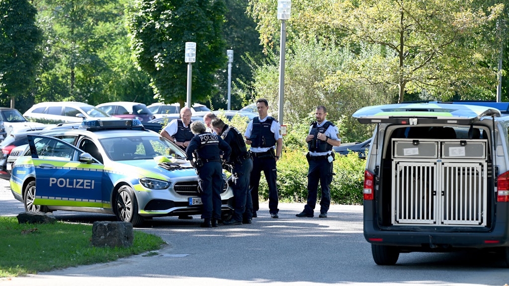 Polizisten vor der Klinik am Weissenhof. 