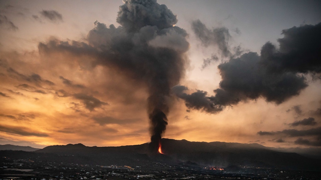 Der Vulkan von La Palma stößt eine Wolke aus Asche und Schwefeldioxid aus. Der Cumbre Vieja, der am vergangenen Sonntag ausgebrochen ist, verwüstet seit mehr als vier Tagen Hunderte von Häusern und hektarweise Land. 