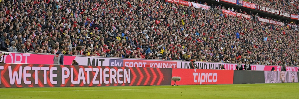 Sportwetten-Anbieter so weit das Auge reicht: Alltag im Profi-Fußball.