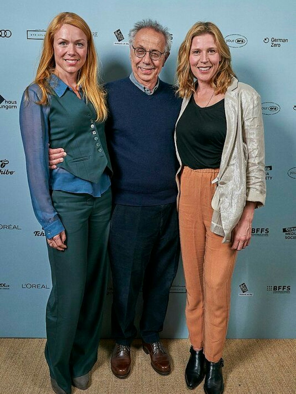 Dieter Kosslick mit den Schauspielerinnen Esther Roling und Franziska Weisz (re.) in der „Green Actors Lounge“.
