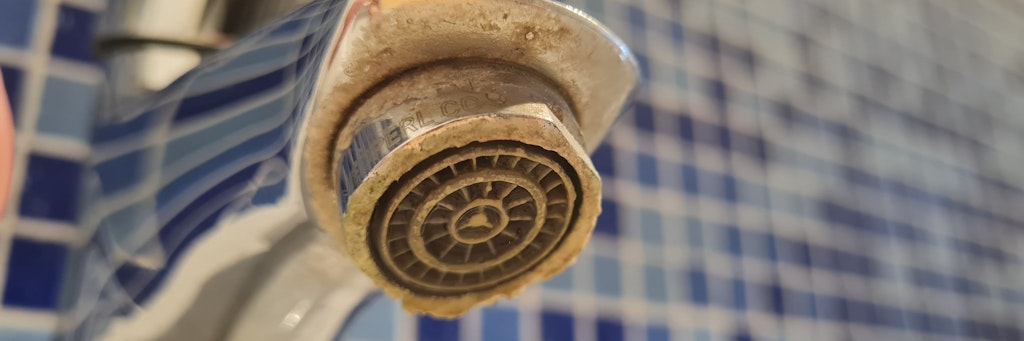Ein verkalkter Wasserhahn sieht nicht schön aus und ist eine Brutstätte für Bakterien.