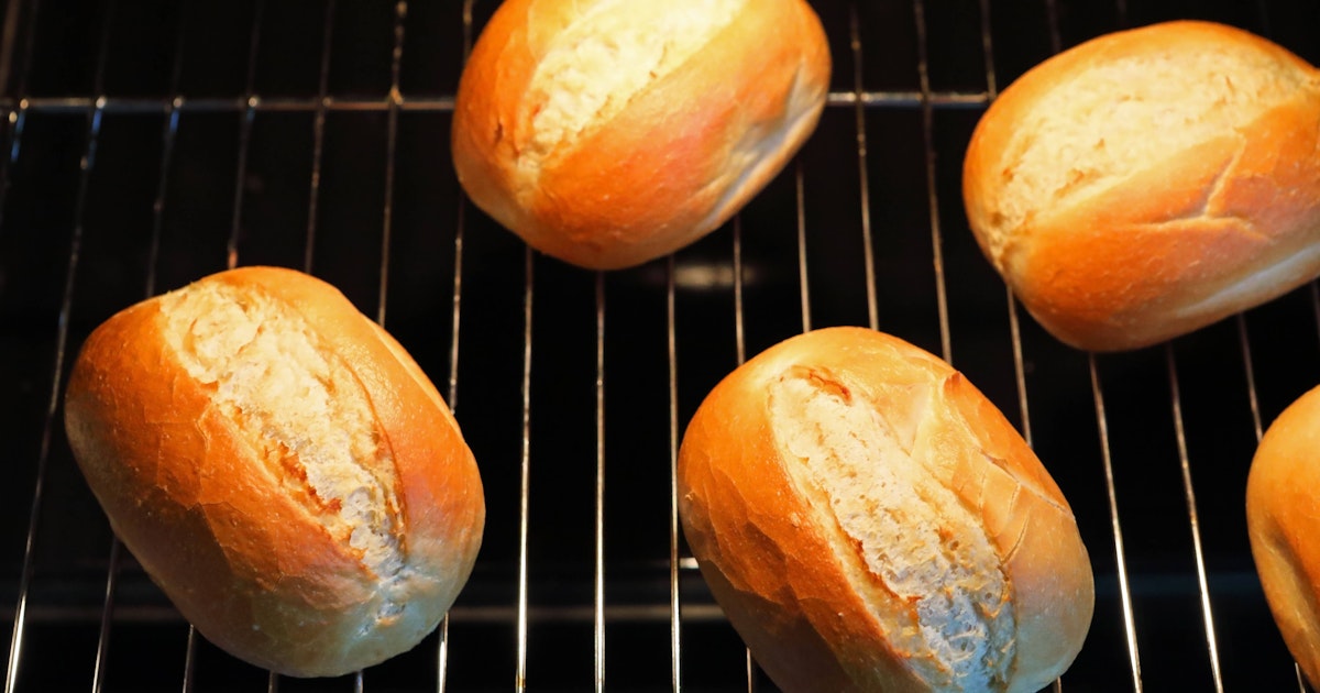 Brötchen vom Vortag wieder aufbacken: Mit diesem Trick schmecken sie garantiert wie frisch vom ...