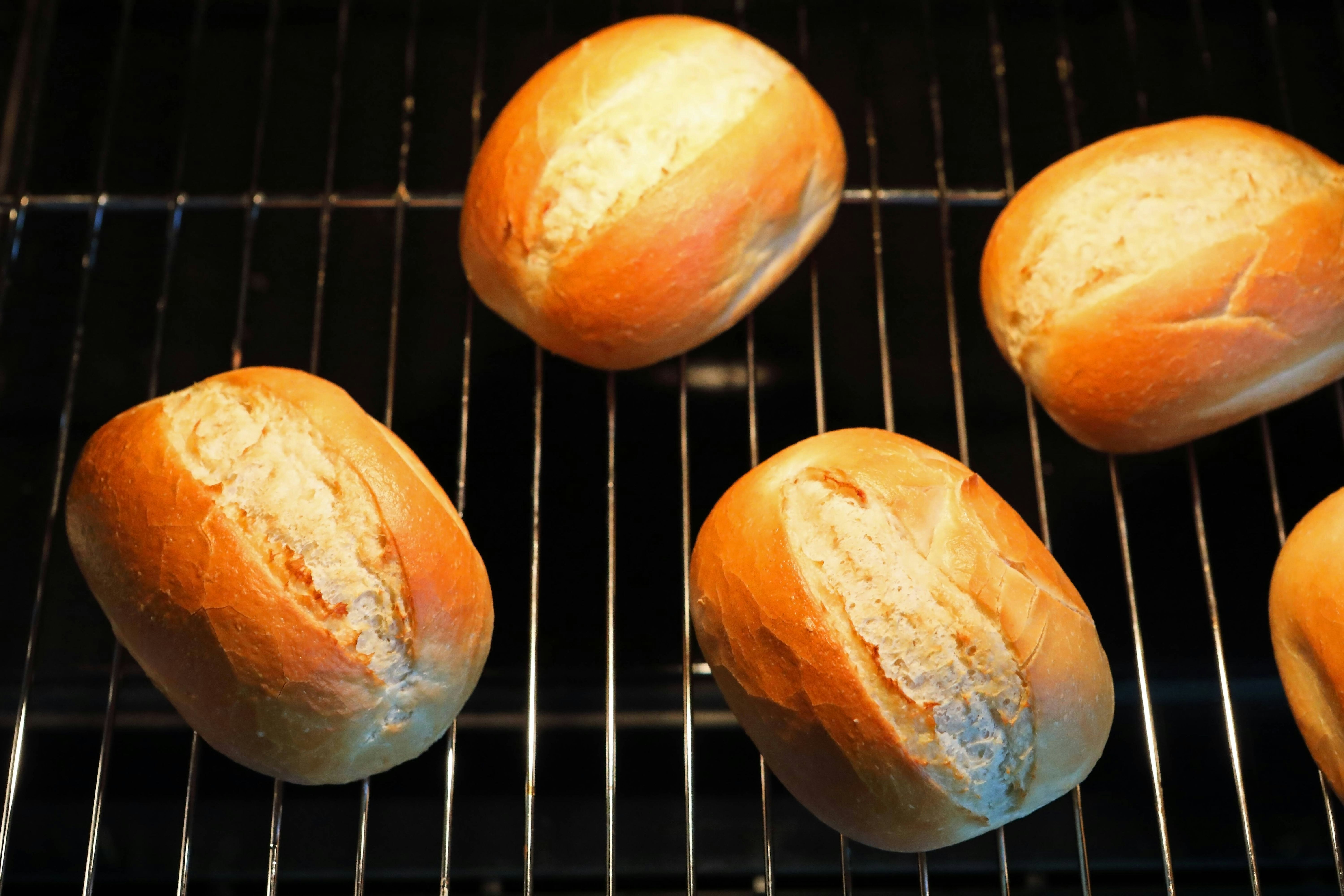 Brötchen vom Vortag wieder aufbacken: Mit diesem Trick schmecken sie ...