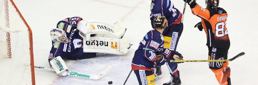 Tor verrutscht, der Puck klar vor der Linie und vor Eisbären-Goalie Mathias Niederberger - die Schiris entscheiden trotzdem auf Treffer. 