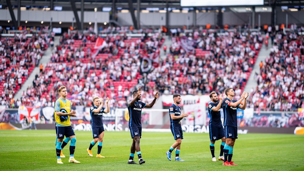 Bedankten sich für die Unterstützung der mitgereisten Fans: Die Profis von Hertha BSC nach der 0:6-Klatsche bei RB Leipzig. 