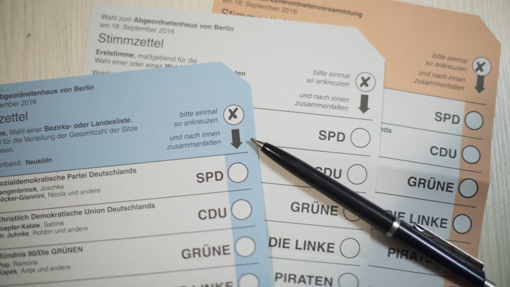Zwei Stimmzettel gibts für die Wahl zum Berliner Abgeordnetenhaus, der orange umrandete Zettel (r.) ist für die Wahl zum Bezirksparlament (Wahlunterlagen 2016).