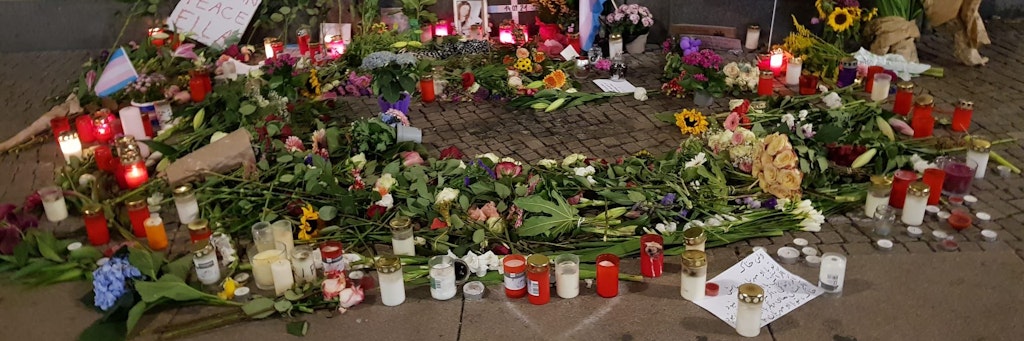 Viele Menschen haben als Ausdruck der Trauer für Ella Blumen und Kerzen am Alexanderplatz abgestellt.