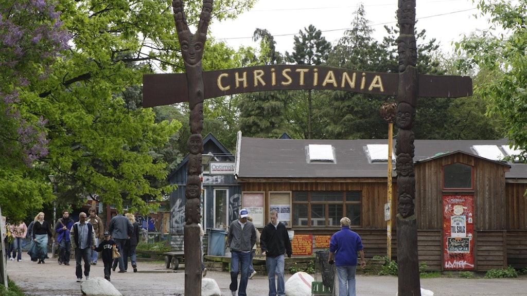 Der Eingang der Hippie-Kommune, die ein Touristenmagnet ist.