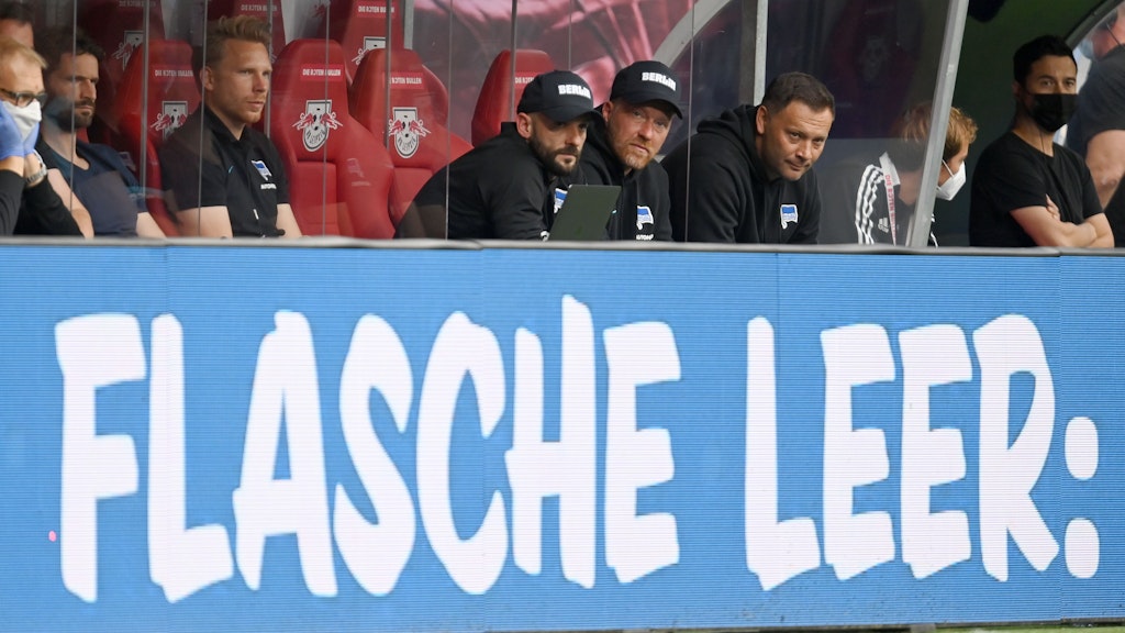 Ein Bild sagt manchmal mehr als tausend Worte. Und die passende Werbung zum Spiel von Hertha BSC bei RB Leipzig gab es für die Blau-Weißen gratis dazu. 