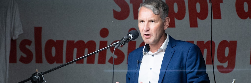Björn Höcke, Vorsitzender der AfD in Thüringen, spricht auf einer Kundgebung der islam- und fremdenfeindlichen Pegida-Bewegung auf dem Wiener Platz in Dresden. 