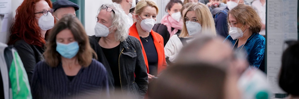 SPD-Spitzenkandidatin Franziska Giffey im Gedränge vor einem völlig überfüllten Wahllokal in ihrem Wahlkreis in Berlin-Friedrichshain