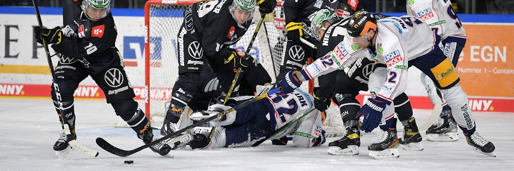 In Krefeld mühen sich die Eisbären um Kevin Clark (u.) und Marcel Noebels lange vergeblich, um ei Tor zu erzielen.