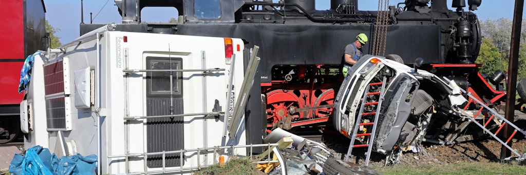 Nach der tödlichen Kollision der Kleinbahn Molli mit einem Wohnmobil werden die Fahrzeuge geborgen. Das Wohnmobil wurde etwa 50 Meter mitgeschleift und zerrissen. 