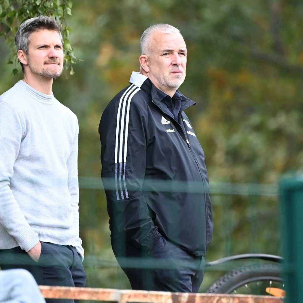 Michael Parensen, derzeit einer von drei Assistenten von Manager Oliver Ruhnert, und Präsident Dirk Zingler waren beim U19-Derby auch dabei, aber angesichts des Ergebnisses wenig begeistert. 