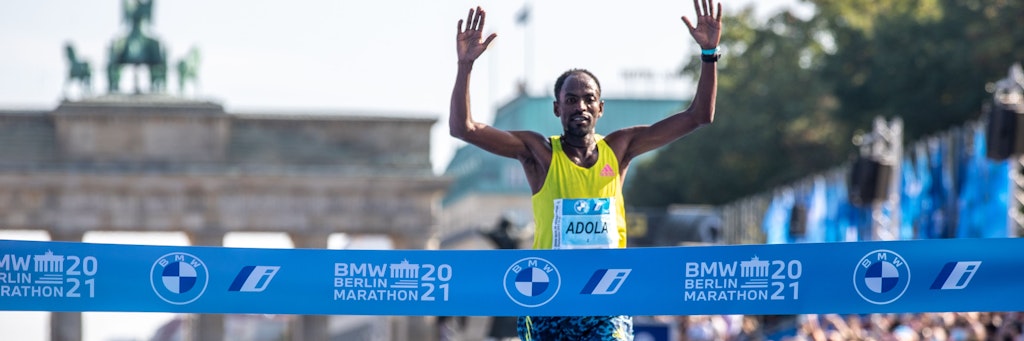 Guye Adola aus Äthiopien läuft beim BMW Berlin Marathon nach 2:05:45 Stunden als Erster durchs Ziel. 