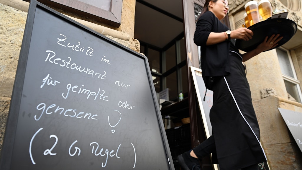 „2G“ bedeutet, dass in Corona-Zeiten nur Geimpfte und Genesene etwa ohne Test ins Restaurant dürfen. Für Genesene endet diese Gleichstellung sechs Monate nach der nachgewiesenen Infektion. Ist das gerechtfertigt?