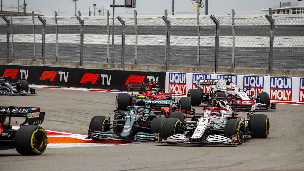 Aston-Martin-Pilot Sebastian Vettel (l.), hier im Duell mit Kumpel Kimi Räikkönen, kämpfte in Sotschi, landete am Ende nur auf Rang 12. 