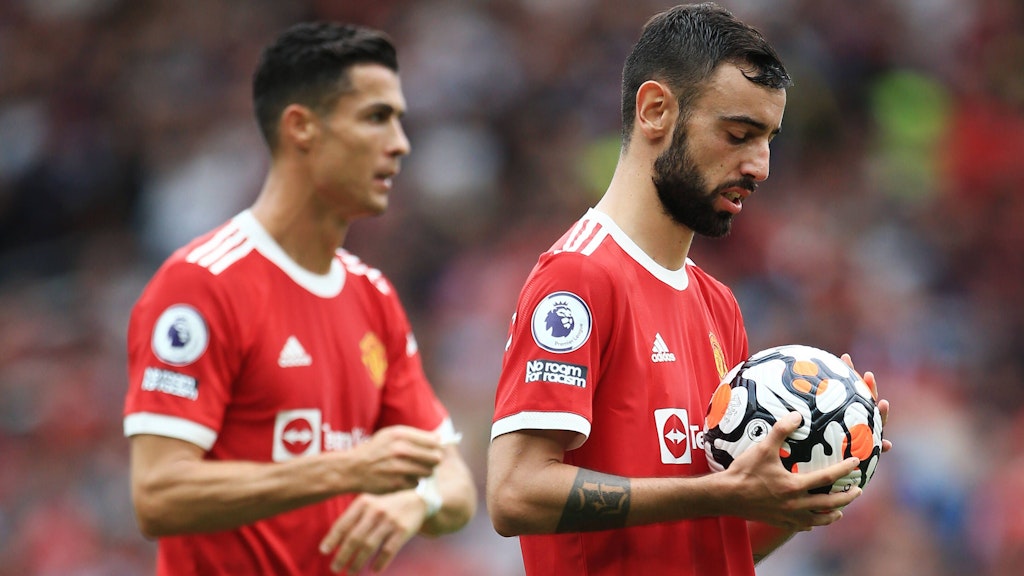 Bruno Fernandes (r.) setzte sich gegen seinen Landsmann Cristiano Ronaldo durch, verballerte aber im Anschluss den Elfmeter gegen Aston Villa. 