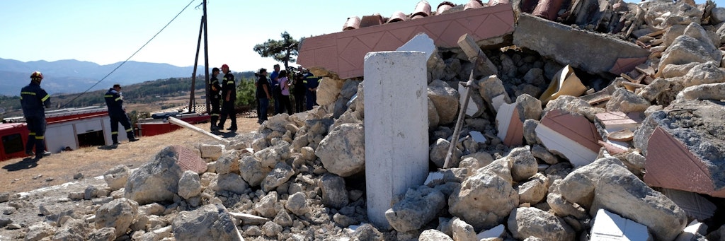 Feuerwehrleute stehen neben der zerstörten griechisch-orthodoxen Kirche Profitis Ilias, nachdem das Dorf Arkalochori im Süden der Insel Kreta von einem Erdbeben erschüttert wurde.