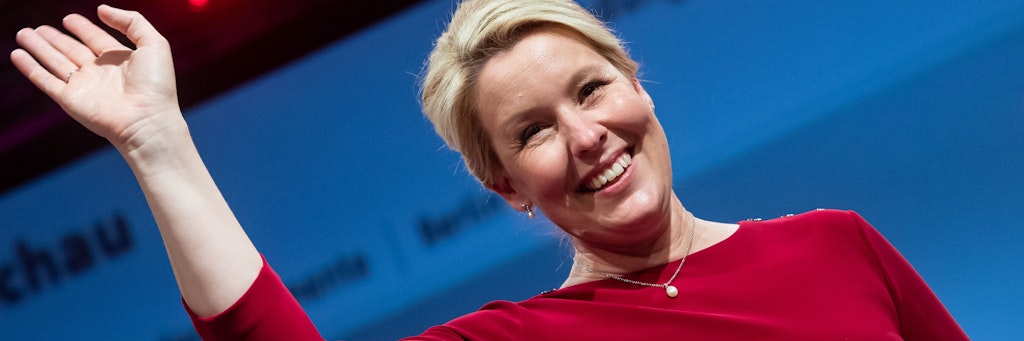  Franziska Giffey, Spitzenkandidatin der Berliner SPD für das Amt der Regierenden Bürgermeisterin, steht nach der ARD-Hochrechnung von 23:19 Uhr bei der Wahlparty der Berliner SPD in Kreuzberg noch einmal auf der Bühne. Nach dieser Hochrechnung liegt die Berliner SPD vor den Grünen. +++