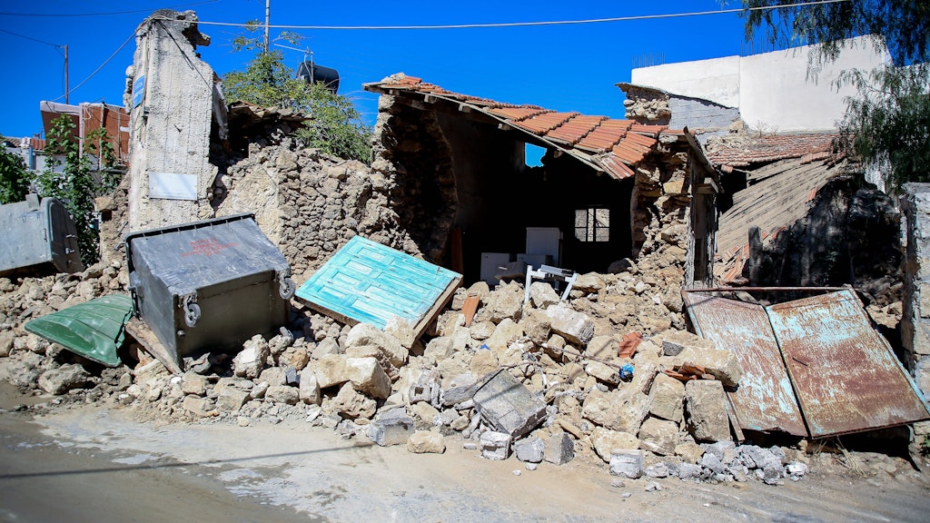 Gebäudeschäden durch das starke Erdbeben in einem Straßenzug von Heraklion. Erdbeben auf Insel Kreta 
