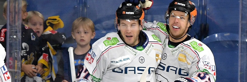 Kevin Clark (r.) gratuliert Matt White zu dessen Tor zum 3:1 in Krefeld.