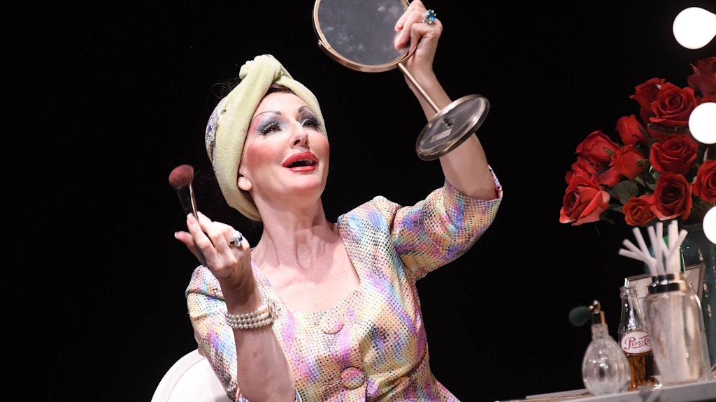 Désirée Nick in einer Szene von „Bette & Joan“ im Theater am Kurfürstendamm in Berlin im Juni 2017.<br>