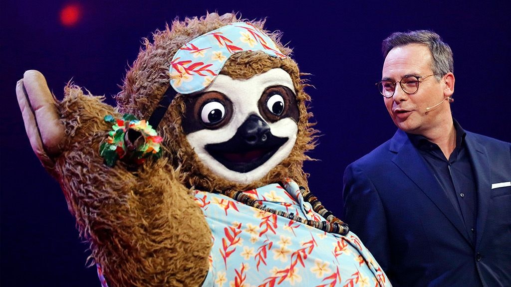 Moderator Matthias Opdenhövel mit dem Faultier, das in der zweiten Staffel der Show „The Masked Singer“ gewann. Im Kostüm steckte Schauspieler Tom Beck. 