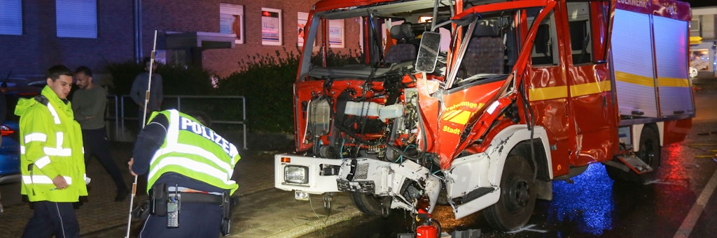 Der Feuerwehrwagen war in Jülich unterwegs zu einem Brandort.