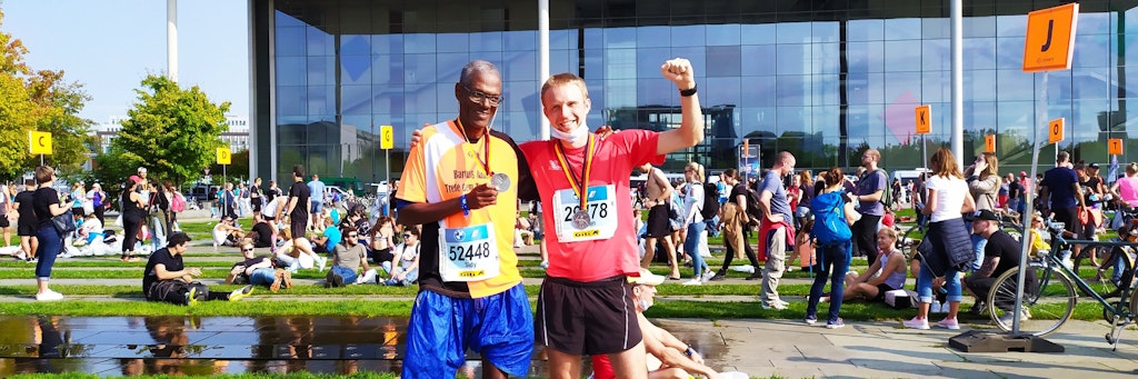Barfuß durch Berlin: Sidy Diallo (l.) und sein Freund Bastien (mit Schuhen) haben am Sonntag den Marathon erfolgreich hinter sich gebracht.