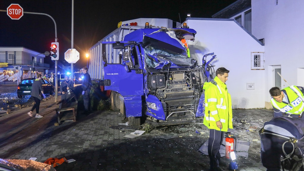 Der Rübenlaster wurde durch den Zusammenprall mit dem Feuerwehrfahrzeug zur Seite geschleudert.
