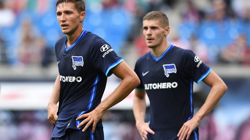 Haben schwer zu schnaufen und nichts zu lachen: Herthas Verteidiger Niklas Stark (l.) und Marton Dardai. 