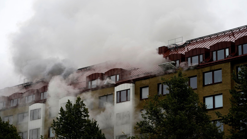 Rauch steigt nach einer Explosion aus einem Wohnhaus auf. In der schwedischen Großstadt Göteborg hat es eine größere Explosion mit mutmaßlich mehreren Schwerverletzten gegeben.