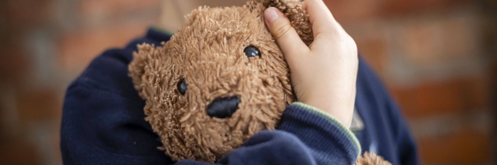 Mehrere Tage haben drei Mädchen in Oberbayern neben ihrem toten Vater ausgeharrt.
