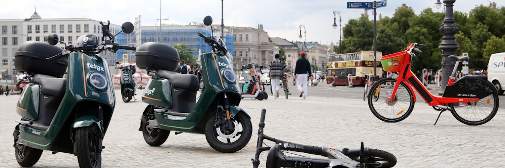 Der Bürgersteig in der City wird gern als Parkplatz für E-Scooter oder E-Bikes genutzt. Do wer so ein Gefährt ausleihen will, muss tief in die Tasche greifen.