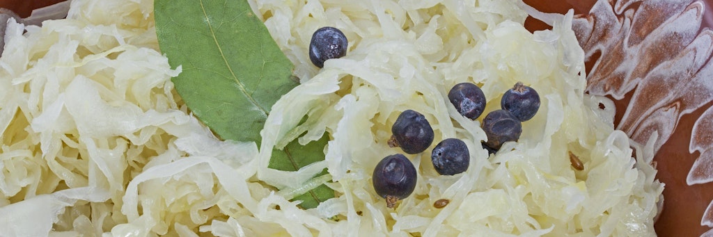 Fermentation – das klingt nach Chemielabor. Kann man aber in der eigenen Küche machen und ist mittlerweile zum Trend geworden. Wir verraten, wie man Sauerkraut ganz einfach selber macht.
