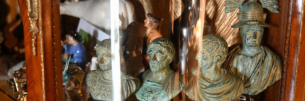 Die Büste des römischen Kaisers Tiberius (l.) und andere stehen in einer Vitrine der Villa der Mafia-Familie Casamonica in Rom.