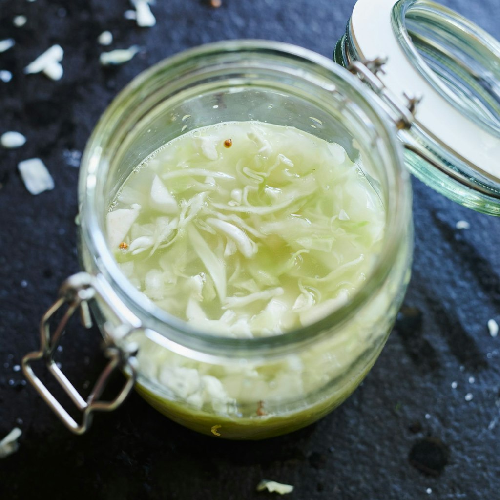 Frischer und gesünder als aus der Konserve ist selbst gemachtes Sauerkraut. Mithilfe von Salz wird beim Weißkohl eine milchsaure Gärung in Gang gesetzt, heraus kommt nach 21 Tagen der typische Geschmack.