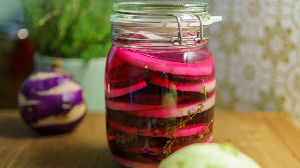 Auch Kohlrabi (hier zusammen mit Roter Bete) lässt sich mit Milchsäure vergären. Fermentiert hat er einen hohen Anteil von aktiver Mikroflora.
