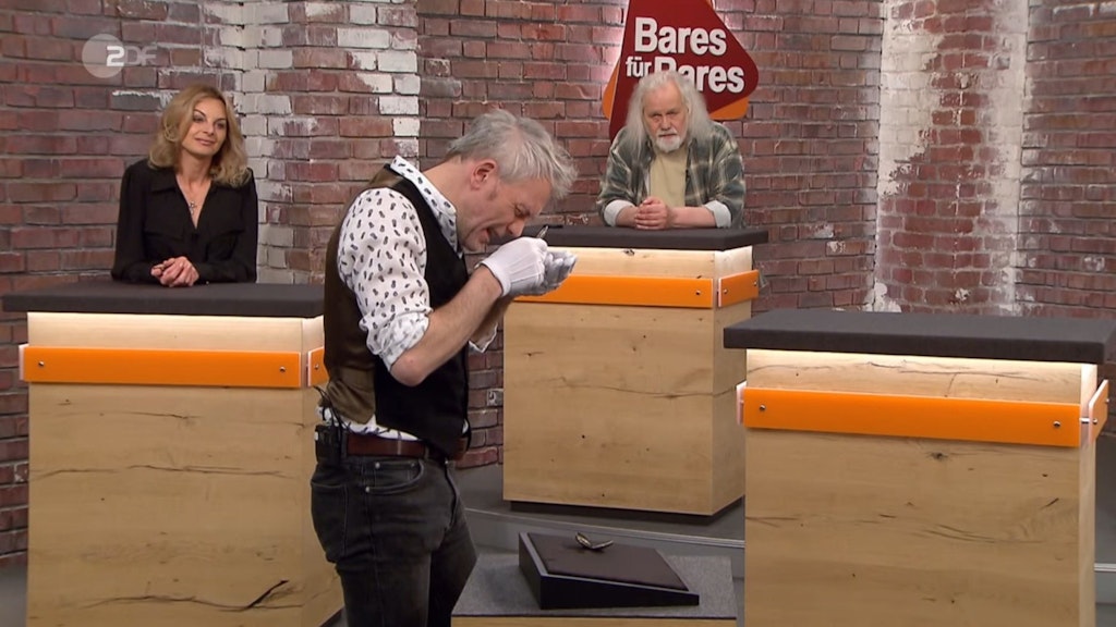 „Bares für Rares“-Händler Christian Vechtel weiß nicht recht, was er mit dem Objekt anfangen soll.