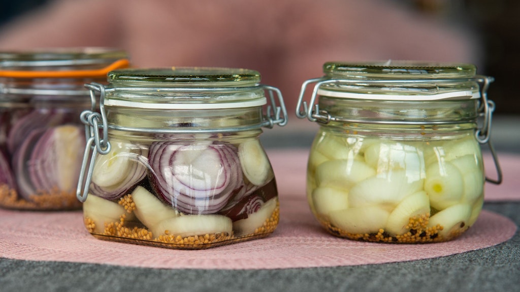 Fermentierte Senfzwiebel werden aus Gemüsezwiebeln, Senf- und Pfefferkörner sowie zweiprozentige Salzlake gemacht.