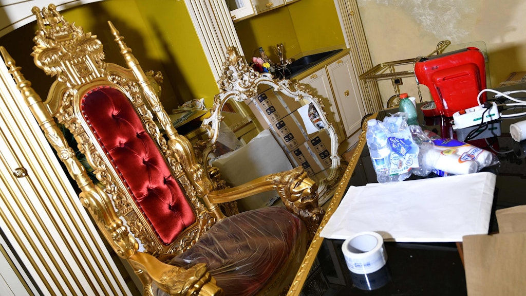 Mit Gold verzierte Möbel in einer der acht illegal errichteten Casamonica-Villen, die 2018 abgerissen wurden.